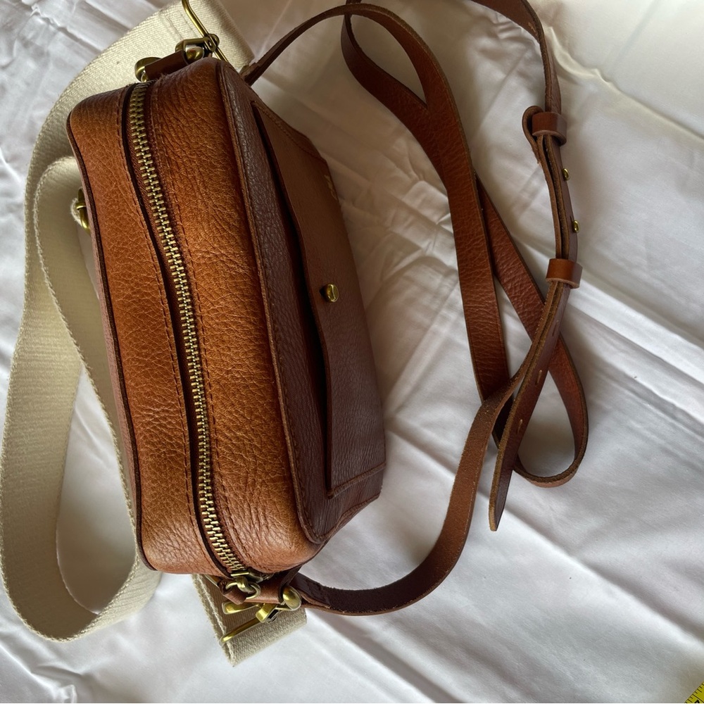 Madewell Transport Camera Bag in the popular color English Saddle - Picture 3 of 7